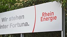 Werbeschild, Sponsor Fortuna Köln, Fräsung, Beklebung, Montage am Südstadion von Fortuna Köln