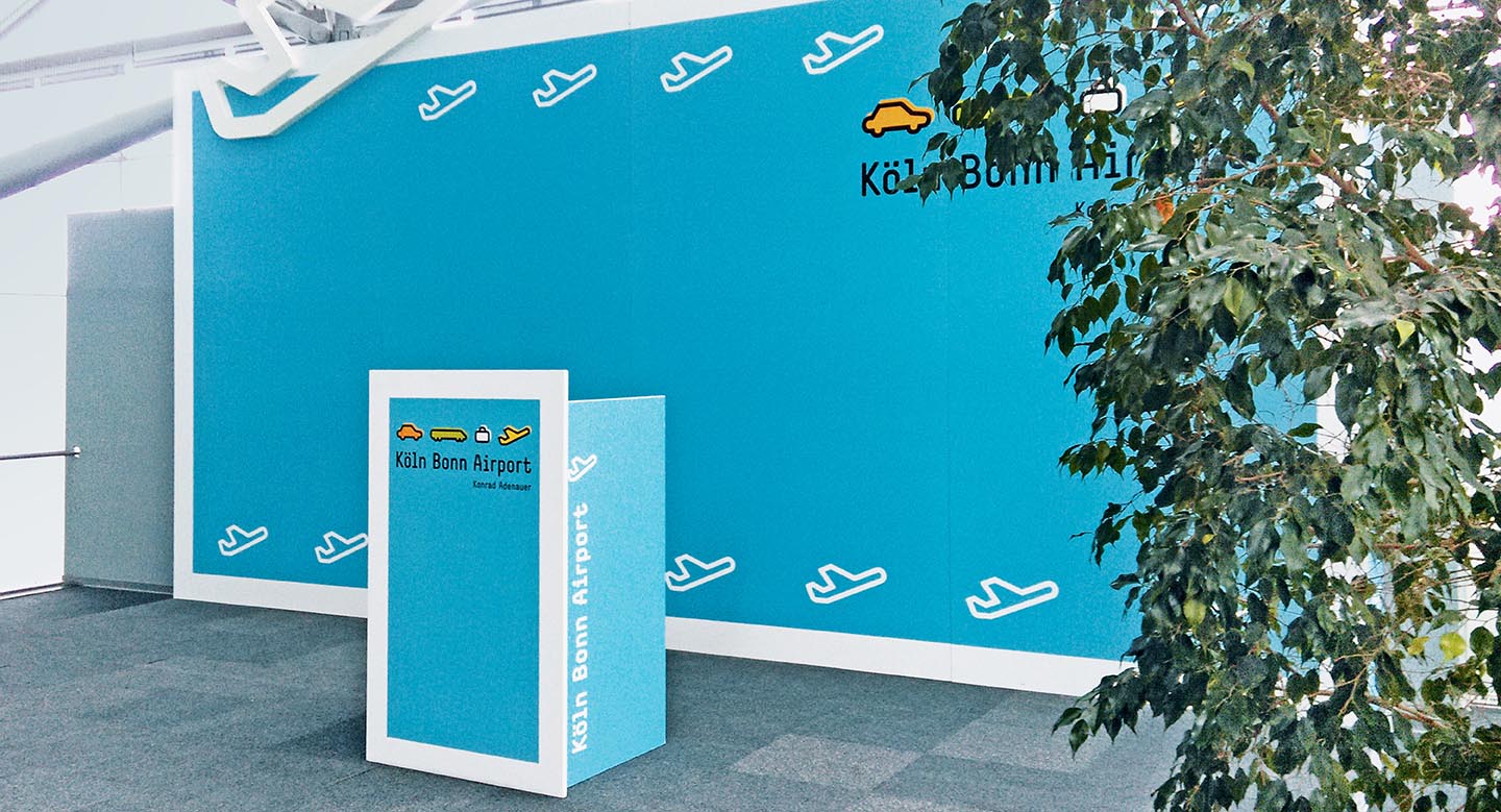 Messewand mit Rednerpult, Foliendruck, Folienschnitt, Formfräsen und Montage