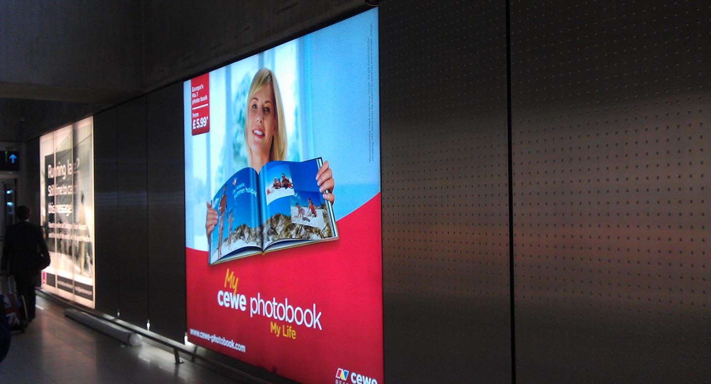 Leuchtkasten, Display Flughafen KölnBonn, Druck und Montage der Lichtfolie von KW