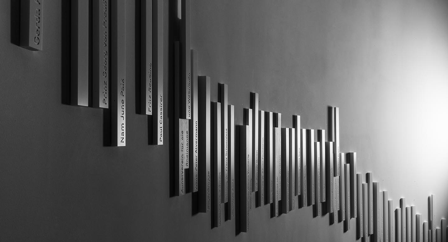 Fräsen auf Form und mit Gravur versehen