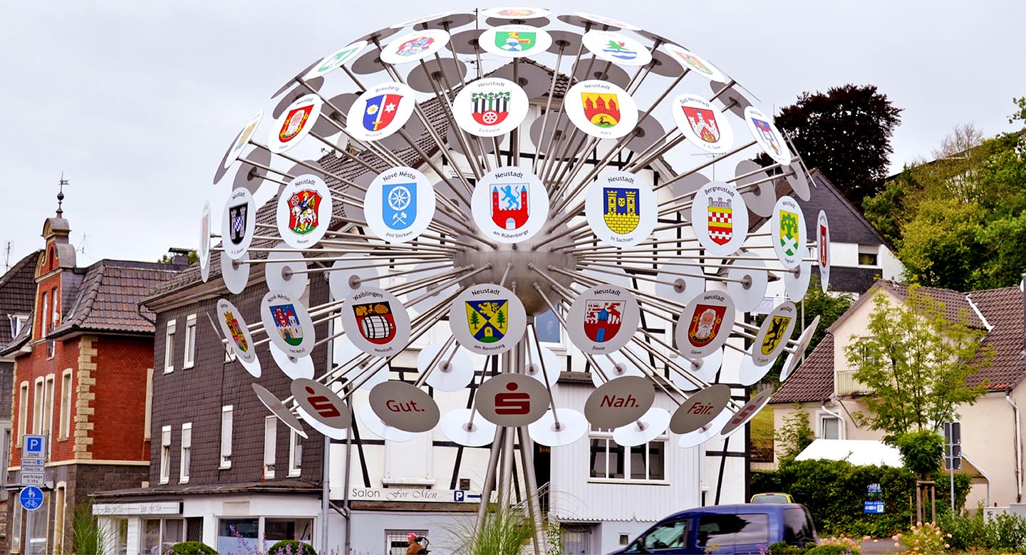 Fräsen der einzelnen Wappen und wetterfester Druck, direkt auf Wappenform